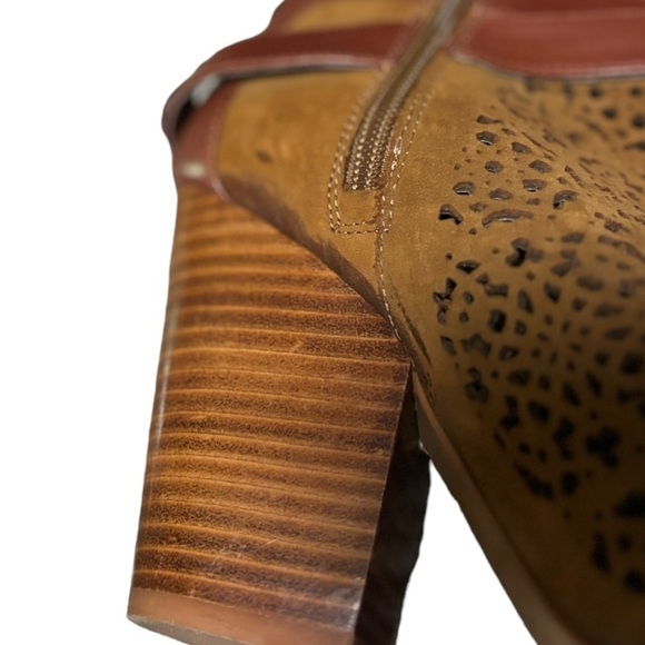 Vince Camuto Maizy Brown Suede Peep Toe Ankle Boots Size 8 with Strap & Buckle - Picture 14 of 16